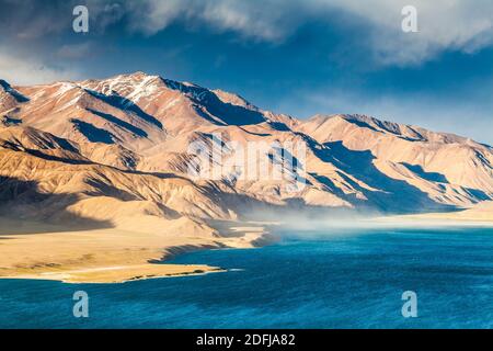 Belle vue sur le lac Yashikul à Pamir au Tadjikistan Banque D'Images