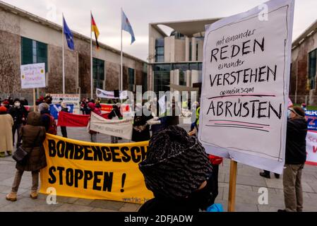 Berlin, Allemagne. 05e décembre 2020. Allemagne, Berlin, 05 décembre 2020: Les militants de la paix manifestent devant la Chancellerie fédérale pour protester contre l'augmentation des dépenses en armement dans le contexte des discussions budgétaires à venir au Bundestag allemand la semaine prochaine. Les organisateurs de l'initiative de paix « désarmement au lieu du réarmement » (allemand : État des Abrutsen Aufruesten) appellent à la Journée nationale « désarmement et nouvelle politique de détente » pour une réduction des exportations d'armes allemandes et un changement de politique sociale et environnementale. (Photo de Jan Scheunert/Sipa USA) crédit: SIPA USA/Alay Live News Banque D'Images