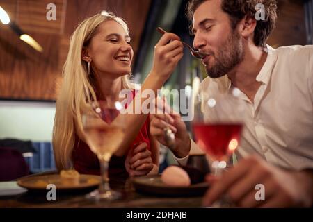 Un jeune couple amoureux qui aime passer un bon moment ensemble à la Saint-Valentin dans un restaurant dans une atmosphère gaie. Ensemble, Saint-Valentin, Banque D'Images