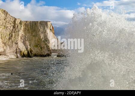 Vagues en train de s'écraser devant les pinces à craie de Seaford À Sussex Banque D'Images