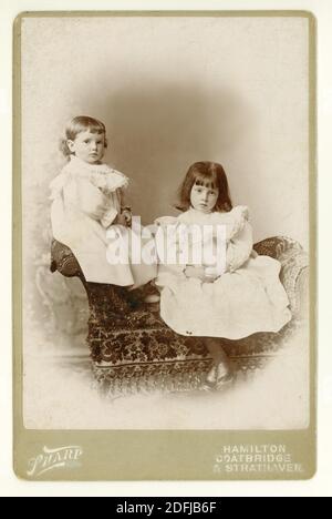 63-VBW1421 carte de cabinet victorien de deux jolies soeurs sérieuses appelées Peggie et Ruby Purdie, filles victoriennes, de la région de Hamilton, près de Glasgow, South Lanarkshire, Écosse, Royaume-Uni vers 1897, 1898, 1899. Banque D'Images