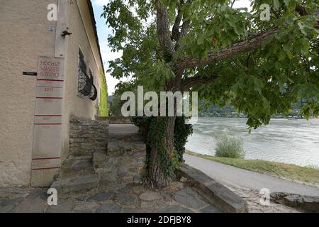 Dürnstein, Basse-Autriche, Autriche. Dürnstein dans le Wachau. Indicateur de niveau d'eau maximal Banque D'Images