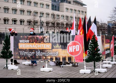 Berlin, Allemagne. 05e décembre 2020. Allemagne, Berlin, 05 décembre 2020 : membres du Parti national démocratique d'Allemagne (allemand : Nationaldemokratische Partei Deutschlands ou NPD), un parti politique d'extrême-droite et ultranationaliste en Allemagne, peut être vu derrière une bannière "plus Noël moins islamisme" lors d'un petit rassemblement en face de la porte de Brandeburg (photo de Jan Scheunert/Sipa USA) Credit: SIPA USA/Alay Live News Banque D'Images