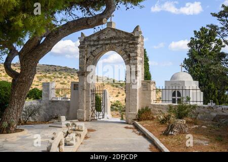 Paros, Grèce - 27 septembre 2020 : porte d'entrée du cimetière grec de Lefkes sur l'île de Paros. Banque D'Images