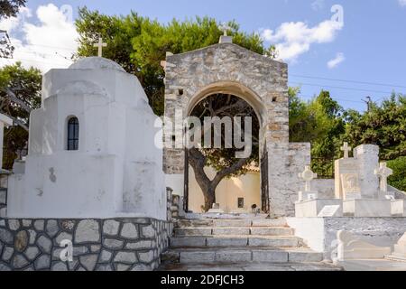 Paros, Grèce - 27 septembre 2020 : ancien cimetière grec de Lefkes sur l'île de Paros. Banque D'Images