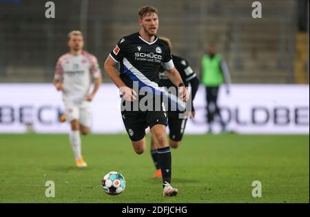 Bielefeld, Allemagne. 05e décembre 2020. Football: Bundesliga, Arminia Bielefeld - 1er FSV Mainz 05, 10ème jour de match dans la Schüco-Arena. Fabian Klos de Bielefeld mène le ballon. Credit: Friso Gentsch/dpa - NOTE IMPORTANTE: Conformément aux règlements de la DFL Deutsche Fußball Liga et de la DFB Deutscher Fußball-Bund, il est interdit d'exploiter ou d'exploiter dans le stade et/ou à partir du jeu pris des photos sous forme d'images de séquences et/ou de séries de photos de type vidéo./dpa/Alay Live News Banque D'Images