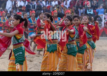 Danse traditionnelle naga interprétée par des femmes dans le patrimoine de Kisama Village de Nagaland Inde pendant le festival du charme le 2 décembre 2016 Banque D'Images