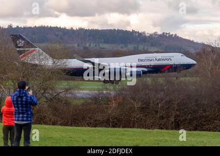 Aérodrome de Dunsfold, Surrey, Royaume-Uni. 5 décembre 2020. British Airways a annoncé le retrait immédiat de sa flotte de Boeing 747 Jumbo Jets en juillet 2020 en raison de l'impact de la pandémie COVID 19 sur les voyages aériens. Depuis, les avions ont volé vers divers sites pour le stockage et la mise au rebut, avec juste une poignée laissée en une seule pièce. Trois 747 avaient été peints dans des plans rétro pour célébrer le centenaire de la compagnie aérienne en 2019, dont l'un – G-BNLY dans les années 1980 « Landor » bleu/gris – risquait de se déchirer, mais a aujourd'hui décollé de Cardiff pour des travaux de cinéma sans vol et d'être exposé à Dunsfold, pour le tournage d'Aviation Ltd Banque D'Images