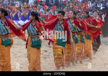 Danse traditionnelle naga interprétée par des femmes dans le patrimoine de Kisama Village de Nagaland Inde pendant le festival du charme le 2 décembre 2016 Banque D'Images