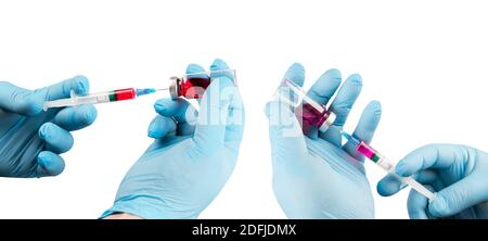 Mettre l'équipement de vaccination de médicaments avec une seringue et une ampoule dans la main du médecin ou de l'infirmière. Concept de soins de santé. Seringue et vaccin à main. Ampoule wi Banque D'Images