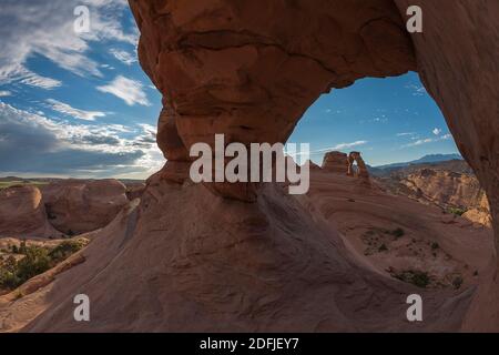 Lever du soleil à Donut Arch près de Delicate Arch près de Moab, parc national d'Arches, Utah, États-Unis d'Amérique Banque D'Images