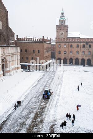 Vue d'en haut de la neige tombant sur la Piazza Maggiore, Bologne, Émilie-Romagne, Italie. Une chasse-neige élimine la neige sur la route. Banque D'Images