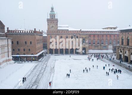 Vue d'en haut de la neige tombant sur la Piazza Maggiore, Bologne, Émilie-Romagne, Italie Banque D'Images