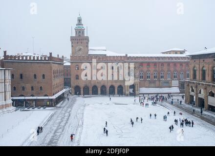 Vue d'en haut de la neige tombant sur la Piazza Maggiore, Bologne, Emilie Romagne, Italie, pendant la semaine de mauvais temps en Europe 'la Bête de l'est' Banque D'Images