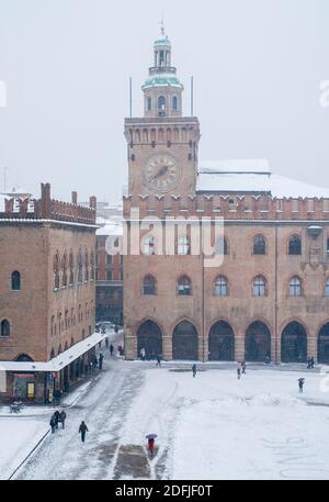 Vue d'en haut de la neige tombant sur la Piazza Maggiore, Bologne, Émilie-Romagne, Italie Banque D'Images