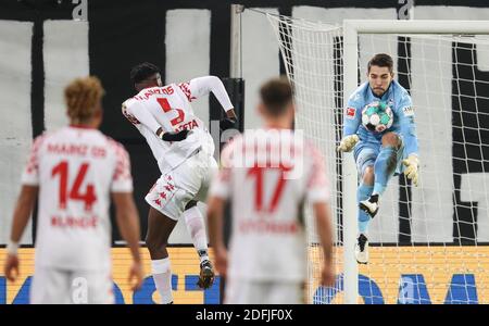 Bielefeld, Allemagne. 05e décembre 2020. Football: Bundesliga, Arminia Bielefeld - 1er FSV Mainz 05, 10ème jour de match dans la Schüco-Arena. Le gardien de but de Bielefeld Stefan Ortega (r) épouse une balle de Jean-Paul Boetius (2e de gauche) de Mayence. Credit: Friso Gentsch/dpa - NOTE IMPORTANTE: Conformément aux règlements de la DFL Deutsche Fußball Liga et de la DFB Deutscher Fußball-Bund, il est interdit d'exploiter ou d'exploiter dans le stade et/ou à partir du jeu pris des photos sous forme d'images de séquences et/ou de séries de photos de type vidéo./dpa/Alay Live News Banque D'Images