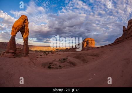 Lever de soleil autour de Delicate Arch près de Moab, Parc national d'Arches, Utah, États-Unis d'Amérique Banque D'Images