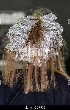 Papier aluminium sur les modèles de cheveux. Le blanchiment des cheveux à la mode en utilisant la technique de shatush. Regardez de l'arrière Banque D'Images