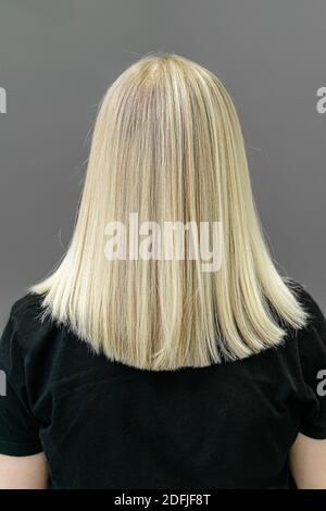 Moderne tendance AirTouch ou technique de shatush pour le blanchiment des cheveux. Regardez de l'arrière sur cheveux droits Banque D'Images