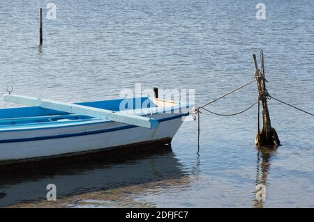 Authentique petit bateau de pêche bleu dans les eaux peu profondes de Nin, Croatie Banque D'Images