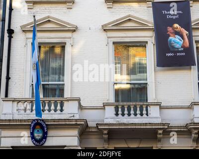 Un hommage à Diego Maradona suspendu à l'extérieur de l'ambassade Argentine à Londres. Banque D'Images