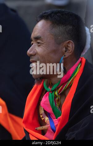 Portrait latéral d'un tribseman Naga portant un oiseau bleu Plumes dans ses oreilles à Kohima Nagaland Inde sur 2 Décembre 2016 Banque D'Images