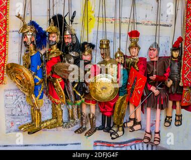 Brut de marionnettes siciliennes traditionnelles avec armure de chevalier métallique Banque D'Images