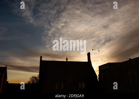 Lever de soleil doré sur le bâtiment de la bibliothèque Vaughan à Harrow, sur la colline, en Angleterre Banque D'Images