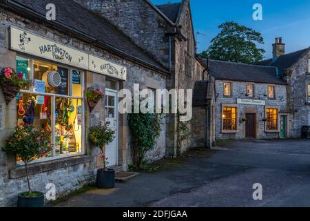 Vue sur les boutiques du village au crépuscule, Hartington, Peak District National Park, Derbyshire, Angleterre, Royaume-Uni, Europe Banque D'Images