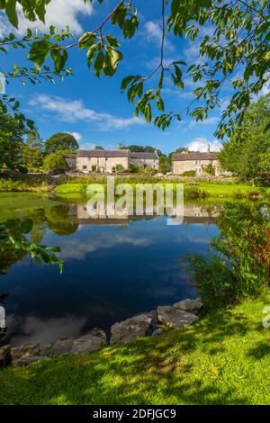 Vue sur l'étang du village et les chalets, Monyash, Peak District National Park, Derbyshire, Angleterre, Royaume-Uni, Europe Banque D'Images