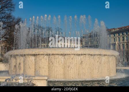 Fontaine située sur la place en face du Castello Sforzesco, elle est appelée le gâteau des conjoints en raison de sa forme.Milan - Italie Banque D'Images