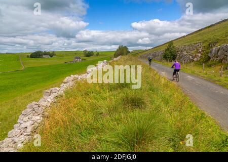 Vue des cyclistes sur le Tissington Trail, Tissington, Peak District National Park, Derbyshire, Angleterre, Royaume-Uni, Europe Banque D'Images