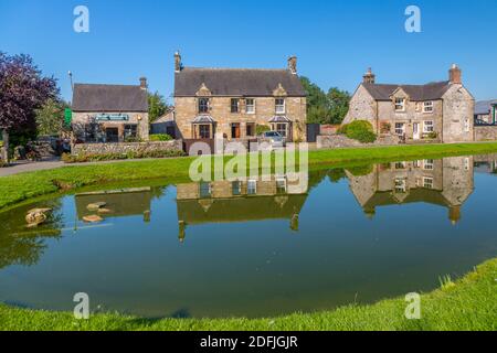 Vue sur les cottages reflétant dans l'étang du village, Hartington, Peak District National Park, Derbyshire, Angleterre, Royaume-Uni, Europe Banque D'Images