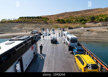 Pertek, Tunceli, Turquie-septembre 18 2020 : ferry Pertek dans le barrage de Keban Banque D'Images