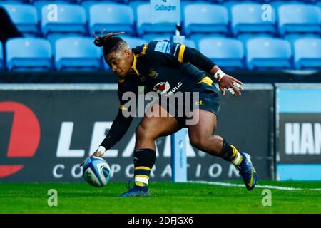 5 décembre 2020 ; Ricoh Arena, Coventry, West Midlands, Angleterre ; Rugby anglais en première place, Wasps contre Newcastle Falcons ; Paolo Odogwu de Wasps se lance pour essayer Banque D'Images