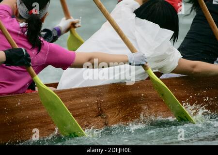 L'équipe de course de bateaux-dragons Banque D'Images