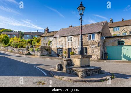 Voir la lampe de rue et les cottages de village à Calver, Derbyshire Peak District, Angleterre, Royaume-Uni, Europe Banque D'Images