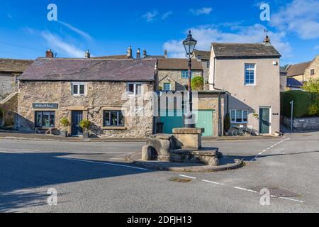 Voir la lampe de rue et les cottages de village à Calver, Derbyshire Peak District, Angleterre, Royaume-Uni, Europe Banque D'Images