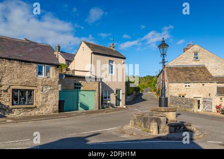 Voir la lampe de rue et les cottages de village à Calver, Derbyshire Peak District, Angleterre, Royaume-Uni, Europe Banque D'Images