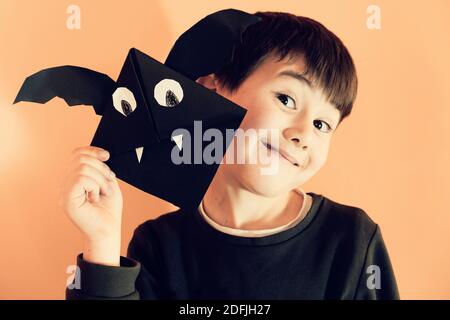 Halloween bat signet enfants projet d'art. Concept DIY. Banque D'Images