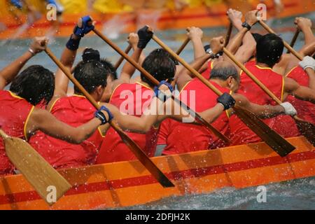 L'équipe de course de bateaux-dragons Banque D'Images