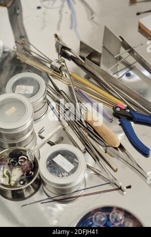 Les outils et les fournitures sont entourés de tout l'équipement nécessaire et autres choses pour le travail de lampe sur le lieu de travail de professionnel Banque D'Images