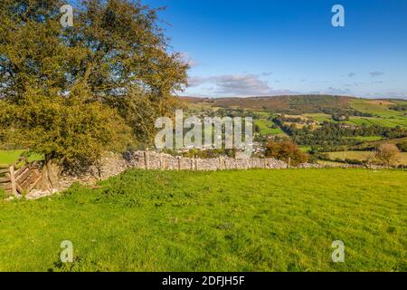 Vue sur le mur de pierre sèche et le village de Calver surplombait Curbar Edge, Derbyshire Peak District, Angleterre, Royaume-Uni, Europe Banque D'Images