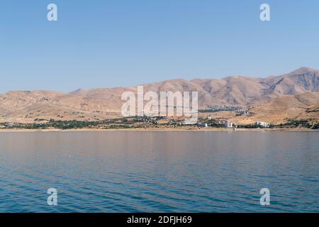 Un village près de la forteresse Pertek dans le barrage de Keban, Pertek, Tunceli, Turquie Banque D'Images