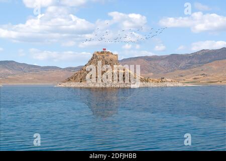 Forteresse Pertek dans le barrage de Keban, Pertek, Tunceli, Turquie Banque D'Images