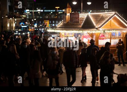 Berlin, Allemagne. 05e décembre 2020. Le samedi du deuxième week-end de l'Avent, les visiteurs se tiennent devant un stand de Noël sur Breitscheidplatz. Dans le quartier berlinois de Charlottenburg-Wilmersdorf, 25 cabines de Noël ont été établies en remplacement des marchés de Noël annulés. Credit: Fabian Sommer/dpa/Alay Live News Banque D'Images