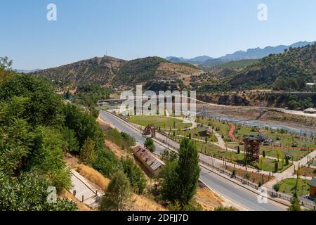 Tunceli, Turquie-septembre 18 2020 : ville de Tunceli avec rivière Munzur Banque D'Images