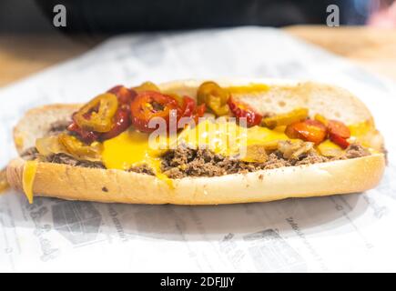 Le chef prépare un cheesesteak Sandwich à Philadelphie. Banque D'Images