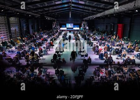 Brunswick, Allemagne. 05e décembre 2020. Les membres du parti de l'AfD suivent une réunion de l'AfD en Basse-Saxe pour la préparation de la liste pour l'élection fédérale 2021 dans la salle du millénaire - la scène se reflète sur une main courante. Credit: Moritz Frankenberg/dpa/Alay Live News Banque D'Images