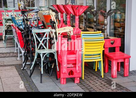 Essen, région de la Ruhr, Rhénanie-du-Nord-Westphalie, Allemagne - Gastronomie en crise, tables et chaises empilées devant un restaurant fermé dans le centre-ville d'Essen Banque D'Images